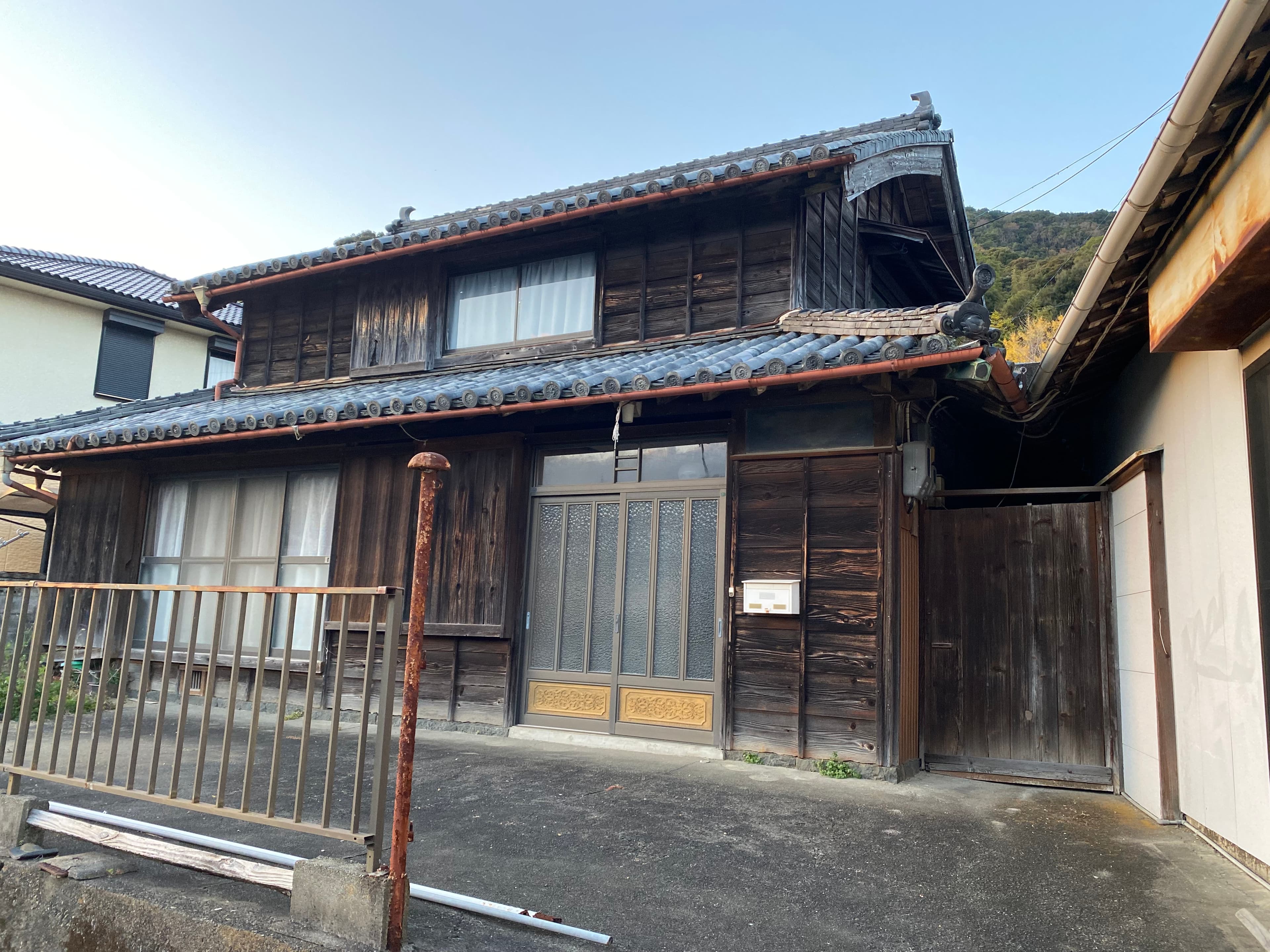 改修前の室内。倉庫・物置として使われていた空間